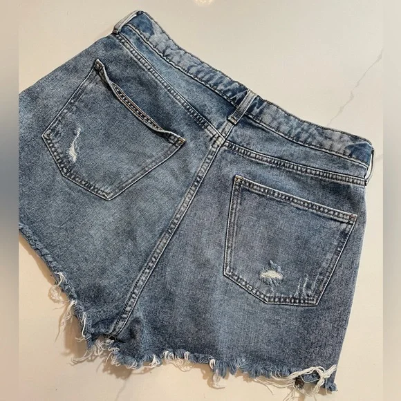 Wild Fable High-Rise Medium Wash Denim Cut-off Shorts Size 14 - Picture 4 of 5